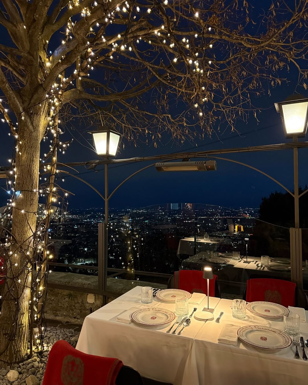 Tavoli in terrazza con vista Bergamo